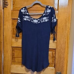 Chelsea& Theodore Short Sleeve Blue Emroidered Top L